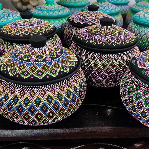 قندان سنتی در رنگبندی های مختلف نقطه کوبی شده
