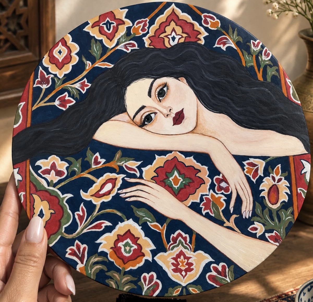 دیوارکوب سنتی طرح زن شیک دارای گیره آویز