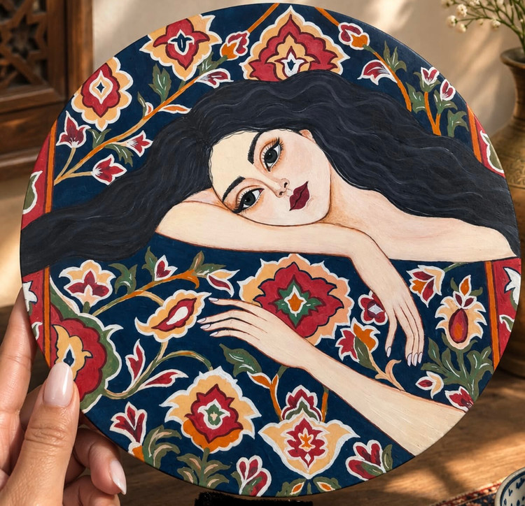 دیوارکوب سنتی طرح زن شیک دارای گیره آویز